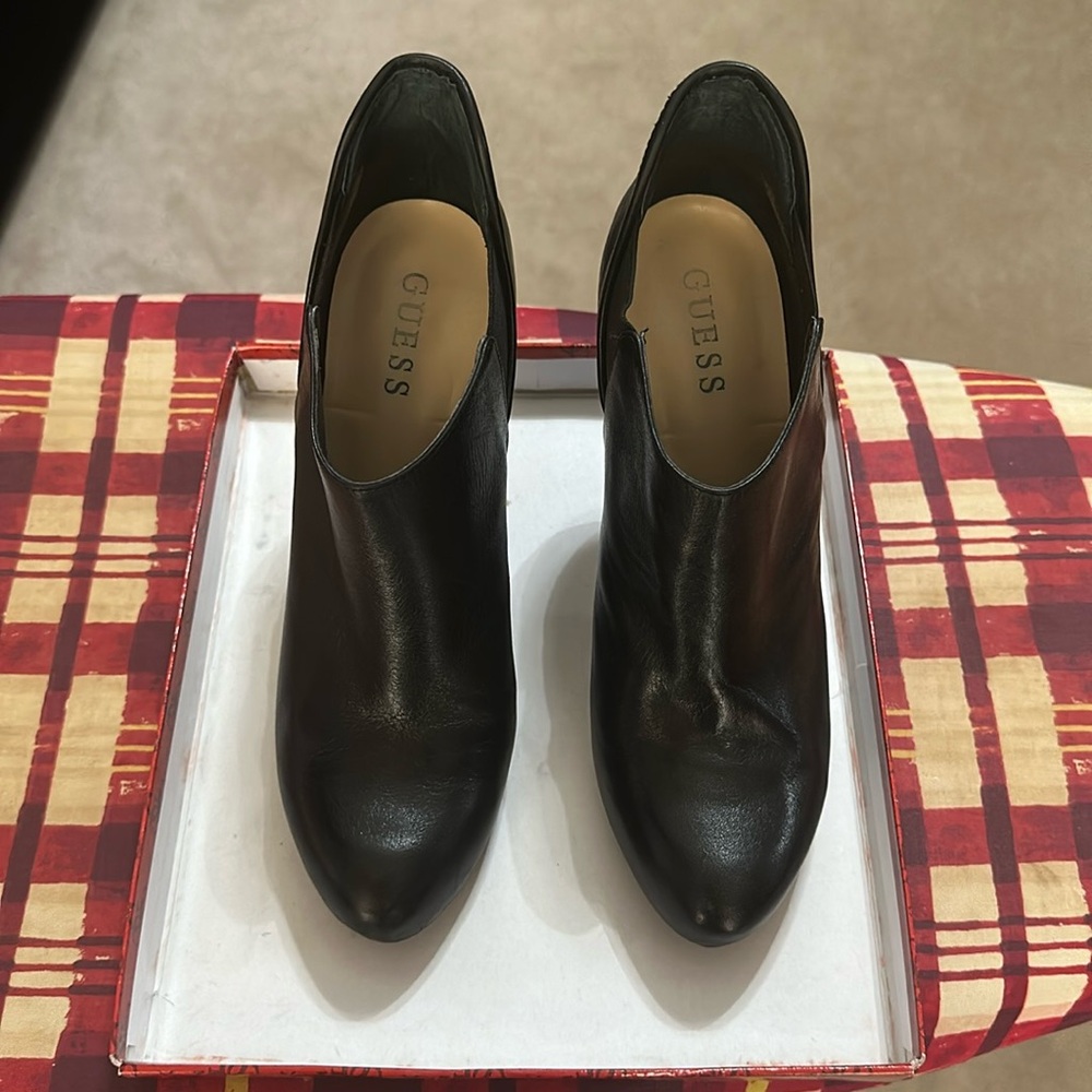 Black Guess shooties size 8